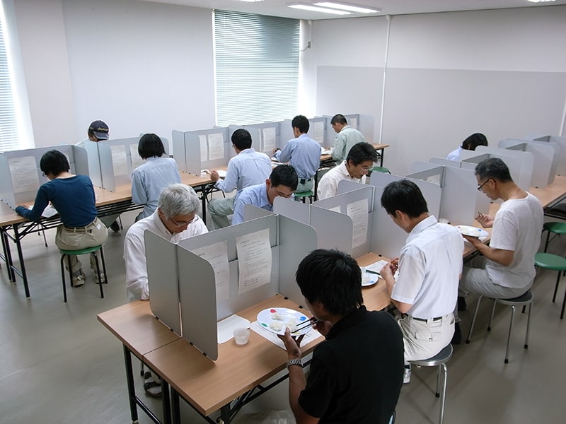 衝立をした食味官能評価